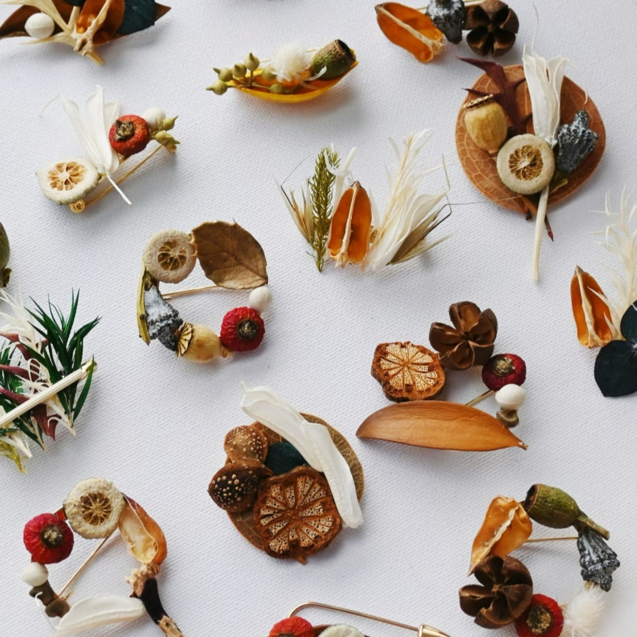 (Random shipment)The plant air-dried brooch features unique flowers and plants, randomly distributed and carefully crafted