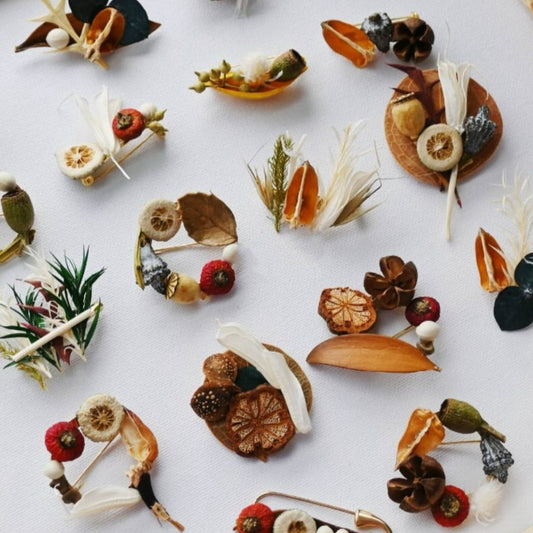 (Random shipment)The plant air-dried brooch features unique flowers and plants, randomly distributed and carefully crafted