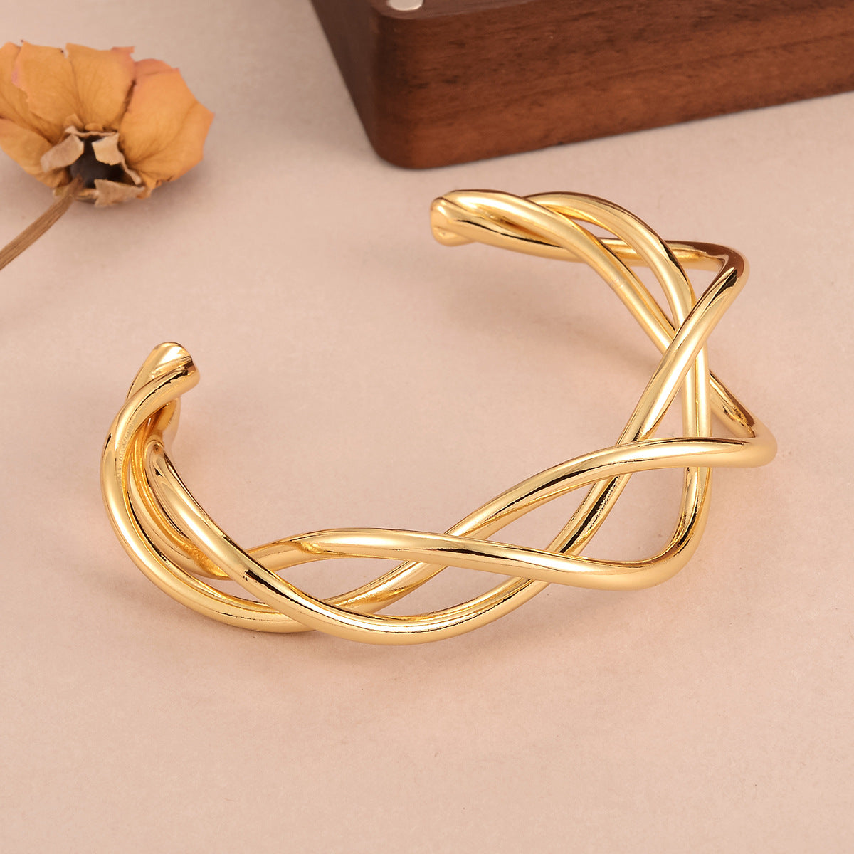 Vintage Hollow Metal Bracelet Medieval Style Personality Women's Bracelet Fashion Geometric Vintage Gold-Plated Versatile Simple Bracelet