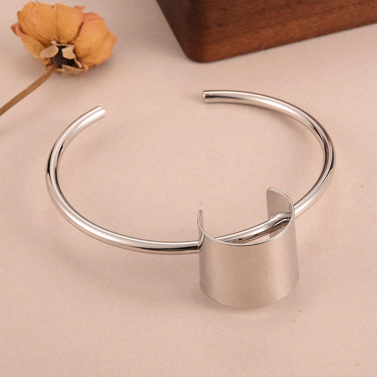 Vintage Hollow Metal Bracelet Medieval Style Personality Women's Bracelet Fashion Geometric Vintage Gold-Plated Versatile Simple Bracelet