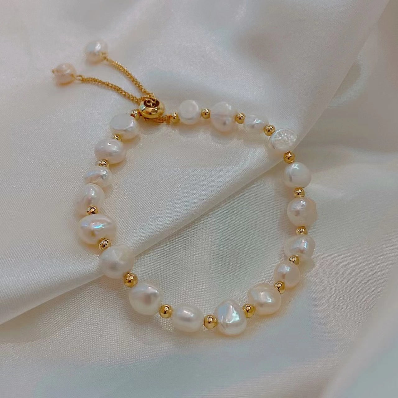French Retro Baroque Irregular Pearl Pull Chain Bracelet for Women, Light Luxury High-end Niche Design, Fashionable and Versatile
