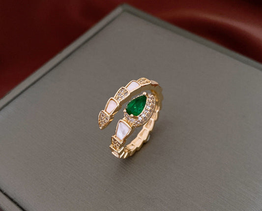 This retro, light luxury, slightly set zircon snake-shaped ring exudes a sense of sophistication and a niche charm for the index finger ring