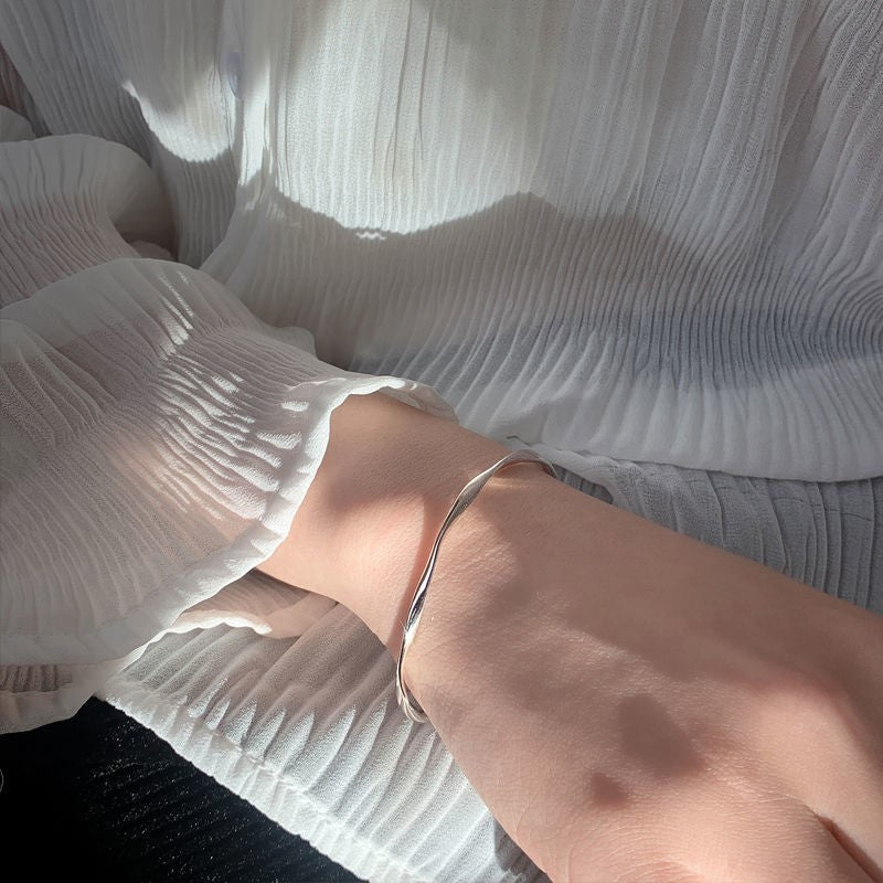 Fashionable and simple twisted design cuff bracelet, autumn creative alloy accessory for women, multi-functional accessory for daily commuting for parties and clubs, 80s fashion, lustrous jewelry