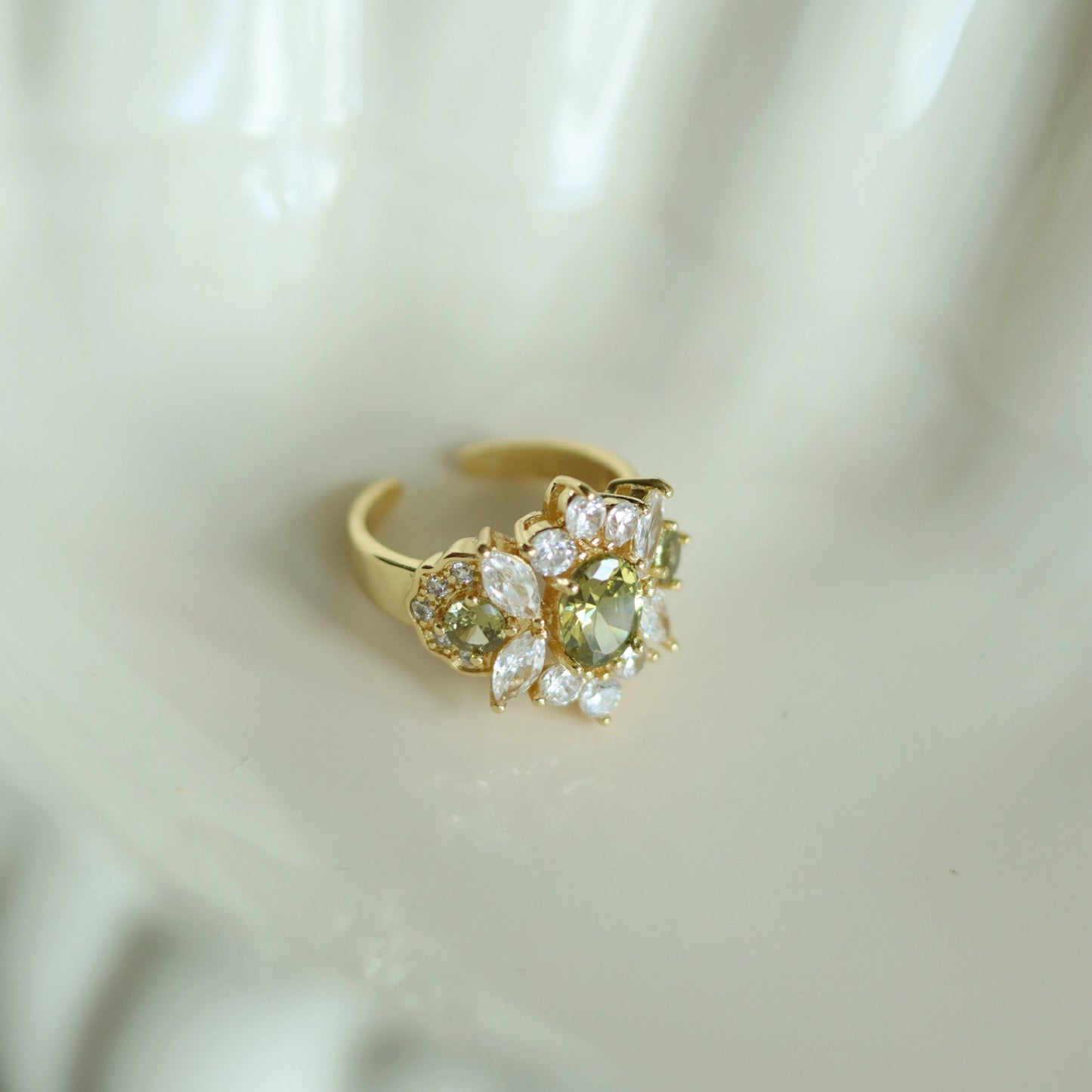 Vintage Jewelry French Retro Exquisite Niche Light Luxury Palace Style High-end Olive Green New Open Ring for Women