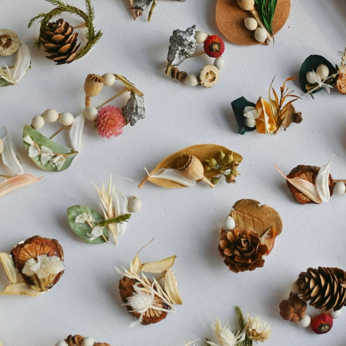 (Random shipment)The plant air-dried brooch features unique flowers and plants, randomly distributed and carefully crafted