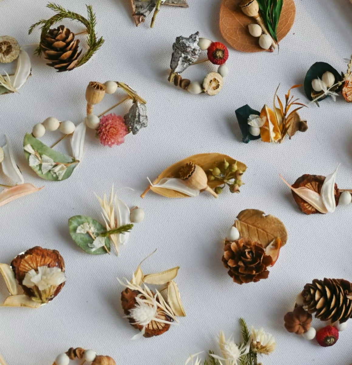 (Random shipment)The plant air-dried brooch features unique flowers and plants, randomly distributed and carefully crafted