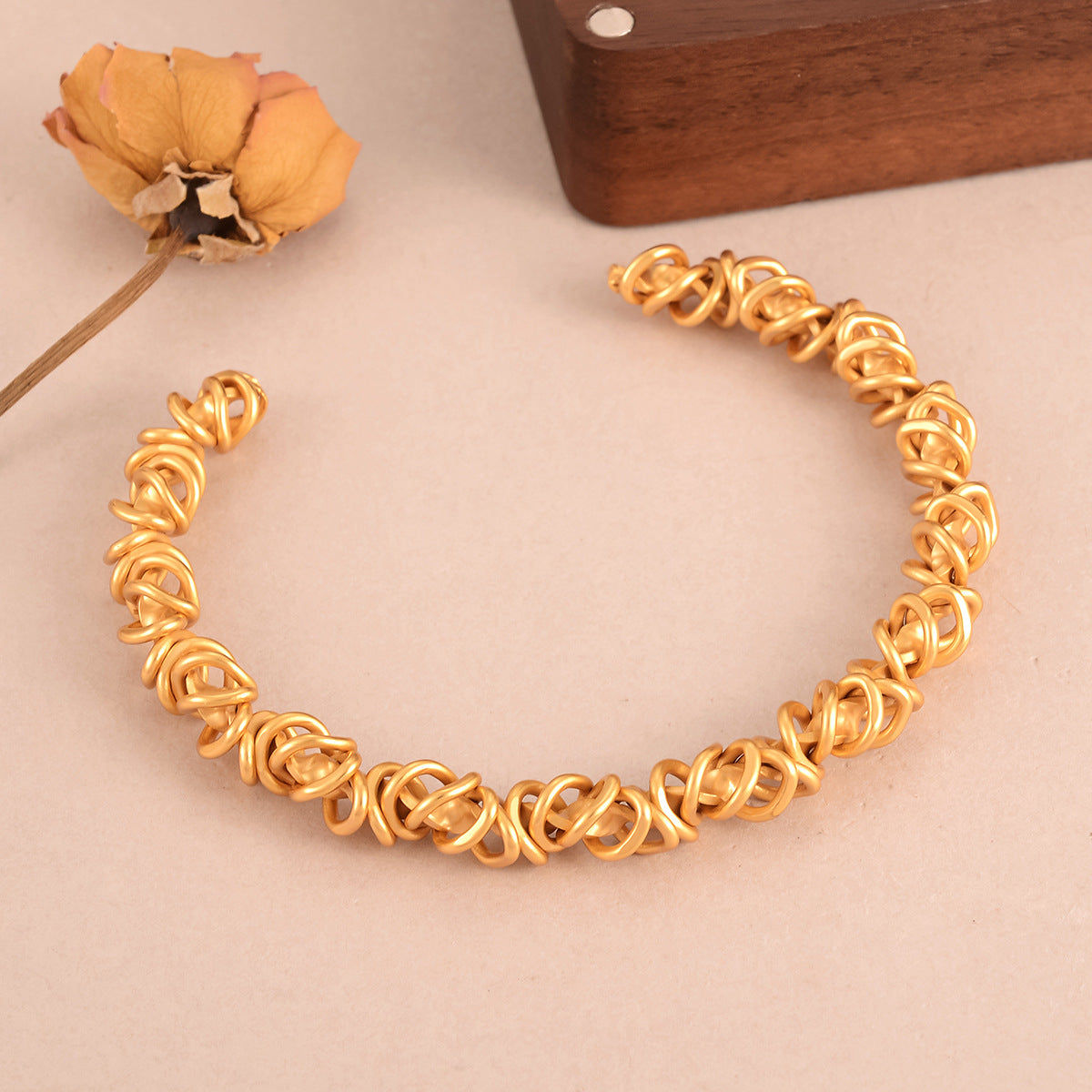 Vintage Hollow Metal Bracelet Medieval Style Personality Women's Bracelet Fashion Geometric Vintage Gold-Plated Versatile Simple Bracelet