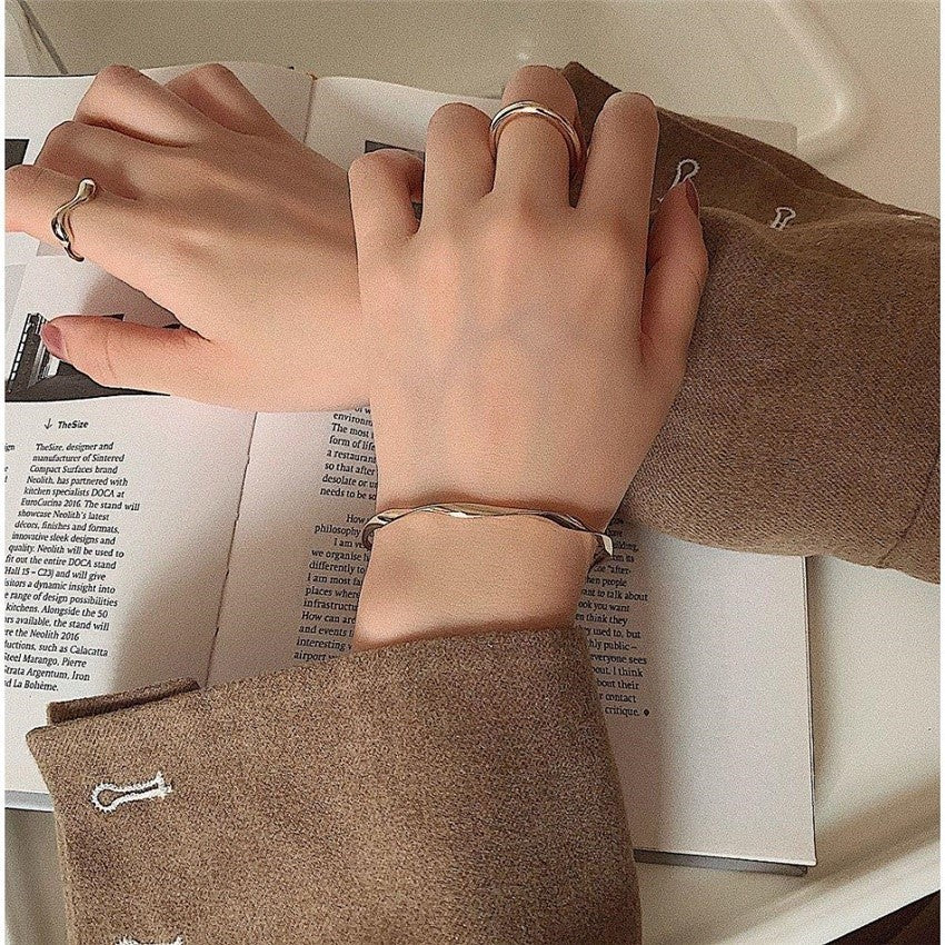 Fashionable and simple twisted design cuff bracelet, autumn creative alloy accessory for women, multi-functional accessory for daily commuting for parties and clubs, 80s fashion, lustrous jewelry
