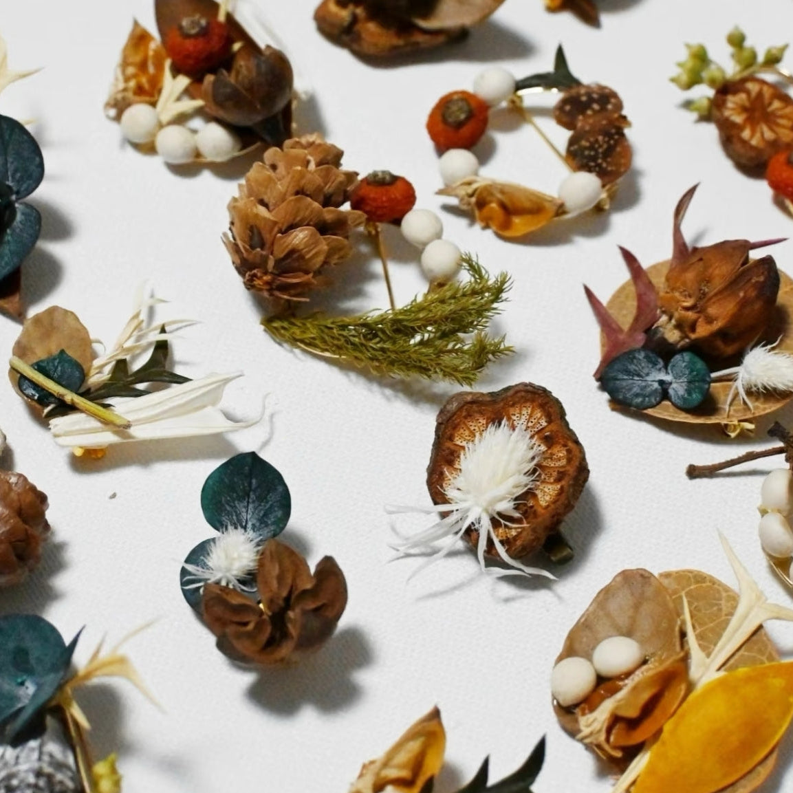 (Random shipment)The plant air-dried brooch features unique flowers and plants, randomly distributed and carefully crafted