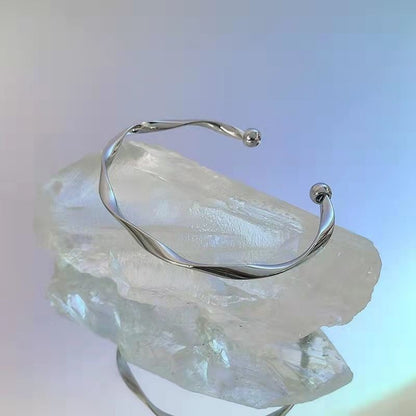 Fashionable and simple twisted design cuff bracelet, autumn creative alloy accessory for women, multi-functional accessory for daily commuting for parties and clubs, 80s fashion, lustrous jewelry