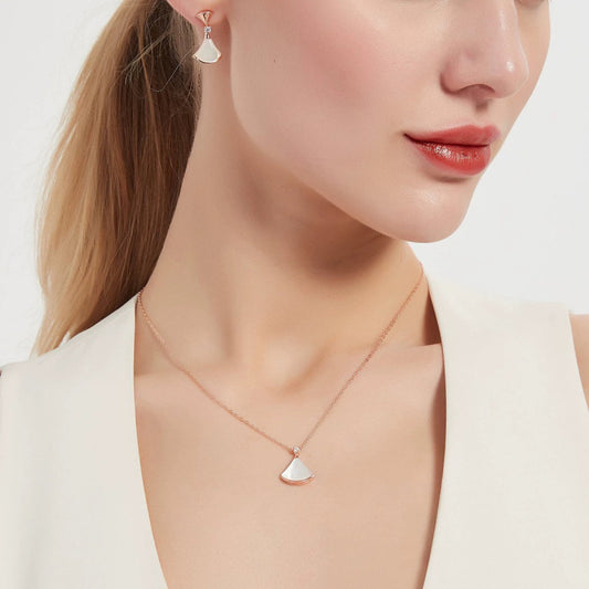 Natural mother-of-pearl dress necklace with high-end fan-shaped pendant and collarbone chain