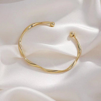 Fashionable and simple twisted design cuff bracelet, autumn creative alloy accessory for women, multi-functional accessory for daily commuting for parties and clubs, 80s fashion, lustrous jewelry