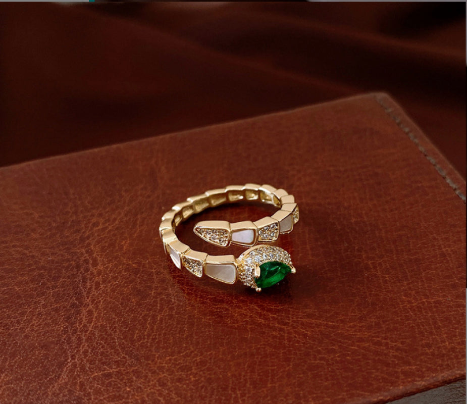 This retro, light luxury, slightly set zircon snake-shaped ring exudes a sense of sophistication and a niche charm for the index finger ring