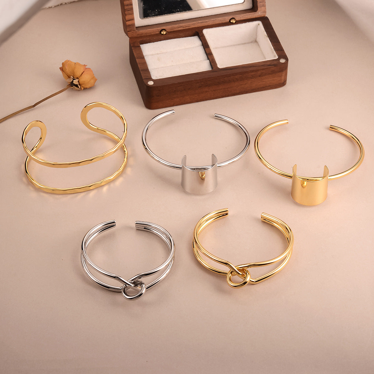 Vintage Hollow Metal Bracelet Medieval Style Personality Women's Bracelet Fashion Geometric Vintage Gold-Plated Versatile Simple Bracelet