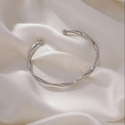 Fashionable and simple twisted design cuff bracelet, autumn creative alloy accessory for women, multi-functional accessory for daily commuting for parties and clubs, 80s fashion, lustrous jewelry