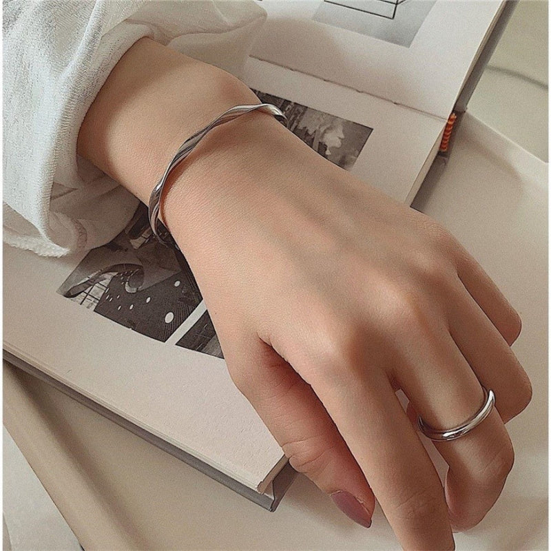 Fashionable and simple twisted design cuff bracelet, autumn creative alloy accessory for women, multi-functional accessory for daily commuting for parties and clubs, 80s fashion, lustrous jewelry