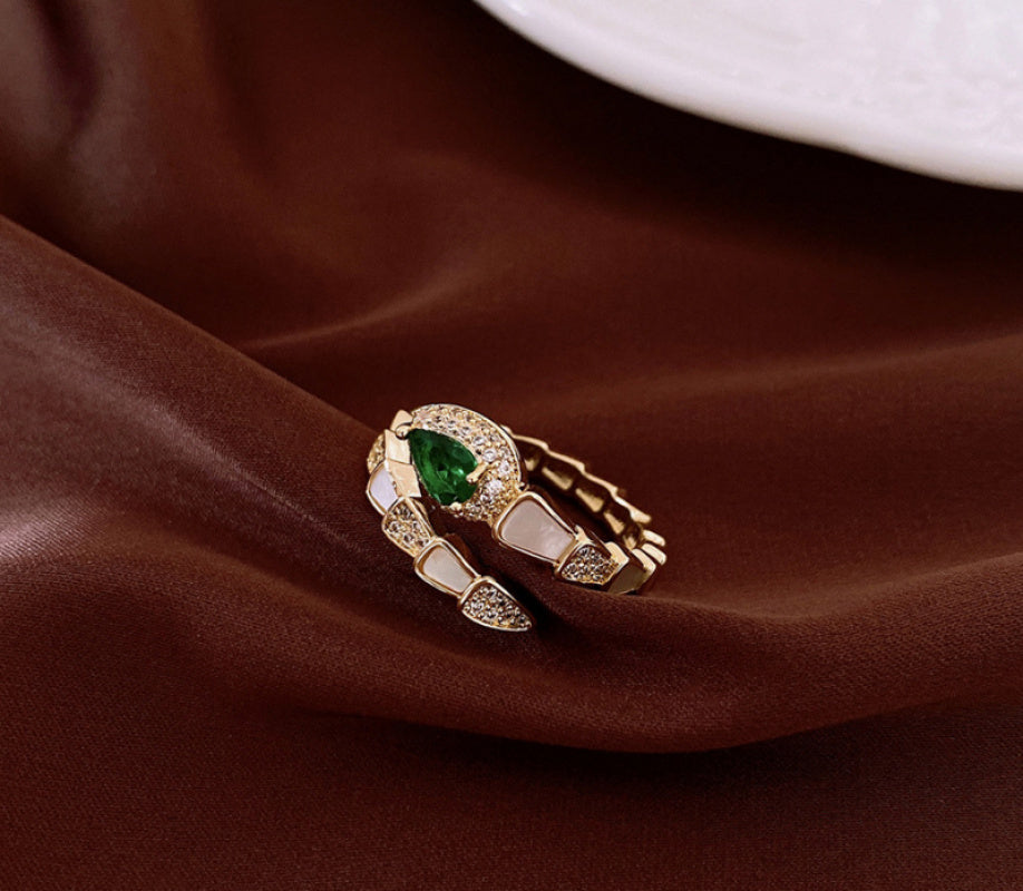 This retro, light luxury, slightly set zircon snake-shaped ring exudes a sense of sophistication and a niche charm for the index finger ring