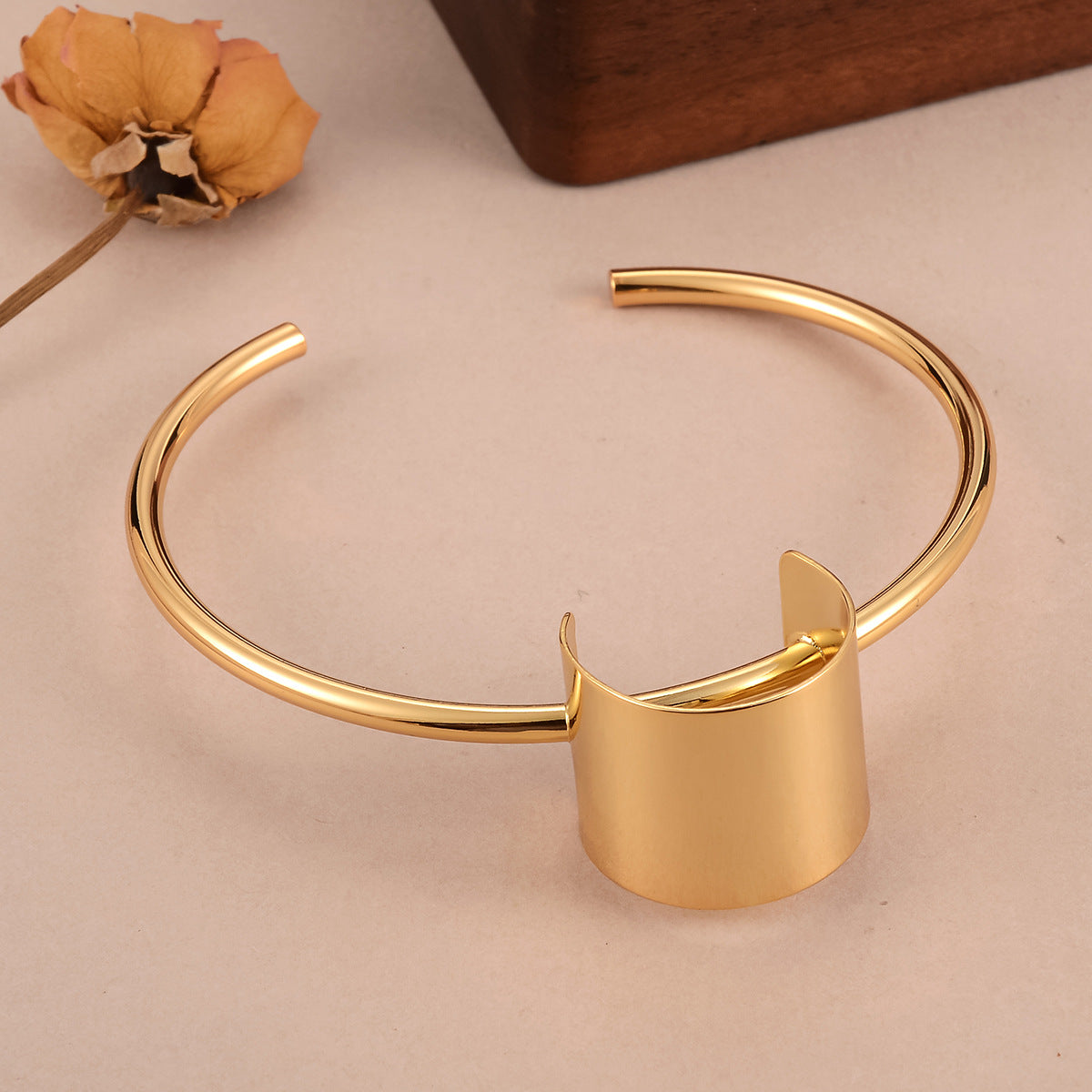 Vintage Hollow Metal Bracelet Medieval Style Personality Women's Bracelet Fashion Geometric Vintage Gold-Plated Versatile Simple Bracelet