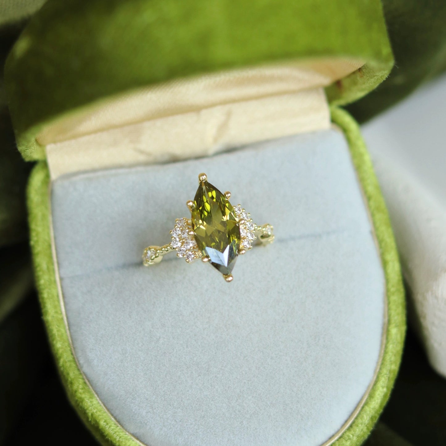 Vintage Jewelry French Retro Exquisite Niche Light Luxury Palace Style High-end Olive Green New Open Ring for Women
