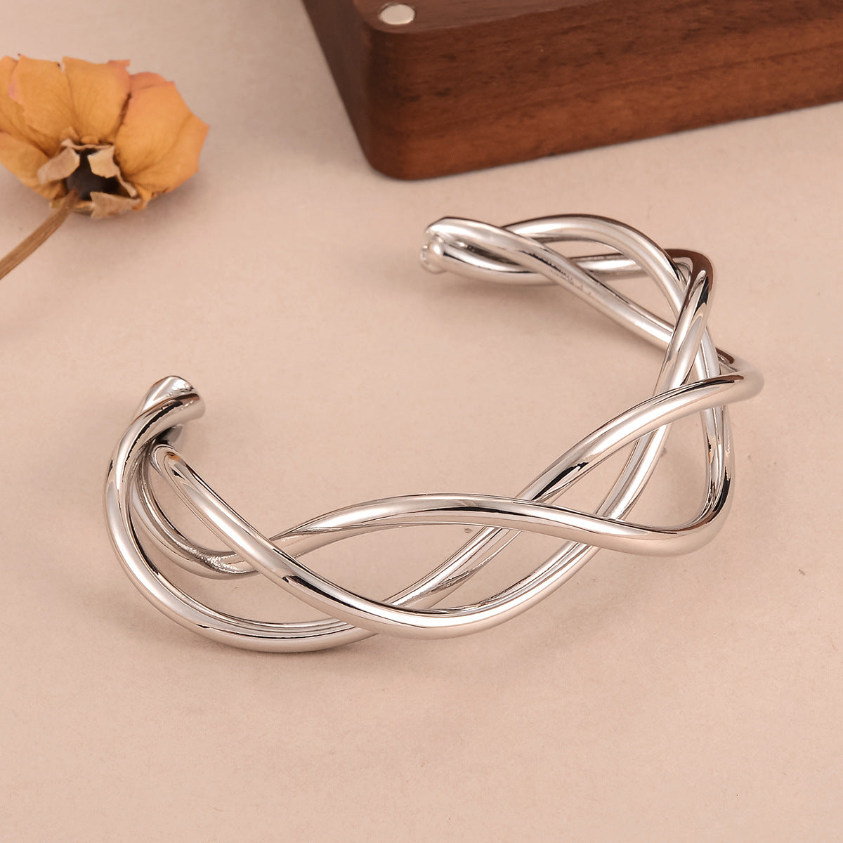 Vintage Hollow Metal Bracelet Medieval Style Personality Women's Bracelet Fashion Geometric Vintage Gold-Plated Versatile Simple Bracelet