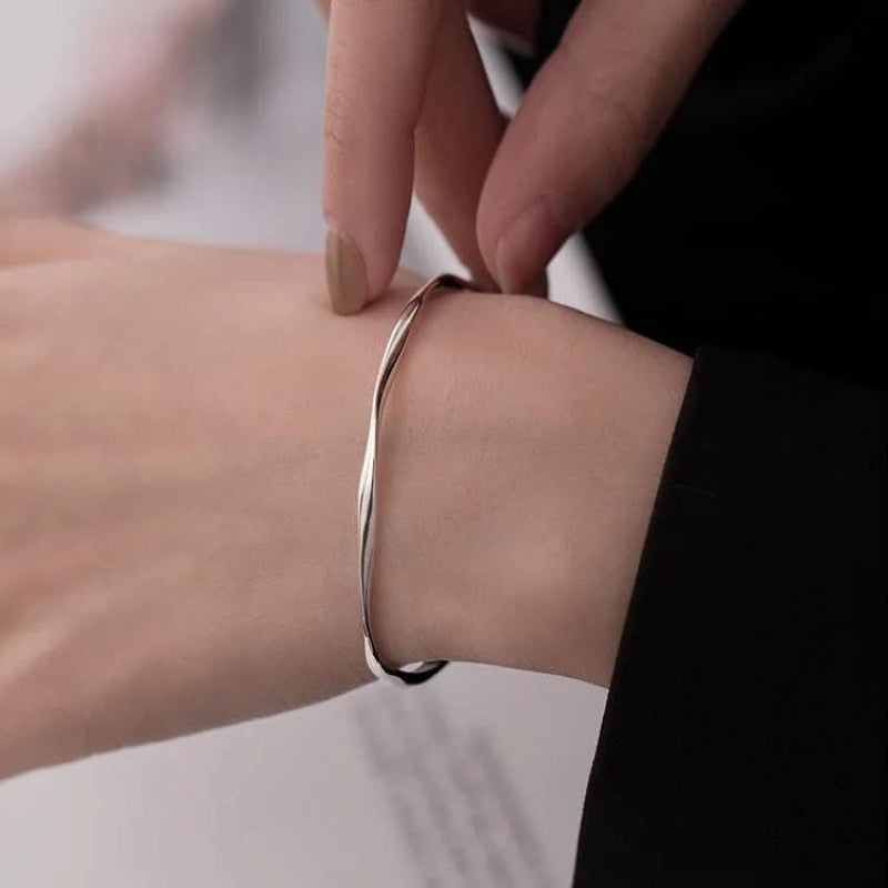 Fashionable and simple twisted design cuff bracelet, autumn creative alloy accessory for women, multi-functional accessory for daily commuting for parties and clubs, 80s fashion, lustrous jewelry