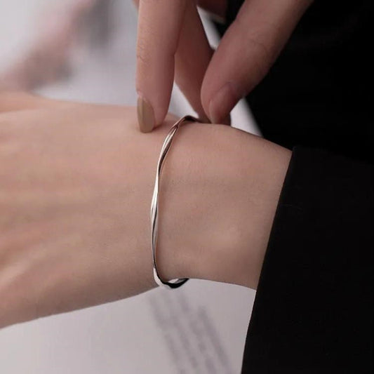 Fashionable and simple twisted design cuff bracelet, autumn creative alloy accessory for women, multi-functional accessory for daily commuting for parties and clubs, 80s fashion, lustrous jewelry