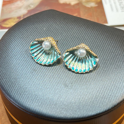 French Style Shell Exquisite Small Earrings Colorful Shell Oil Painting Retro Niche Design Versatile High-end Earrings Studs